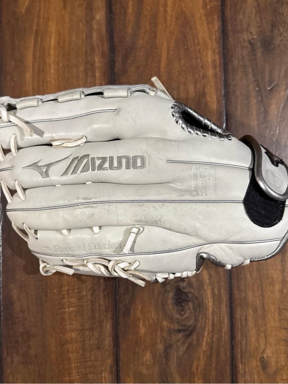 Mizuno White/silver Leather Softball Glove - Special Edition